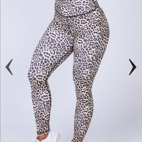***SOLD*** Yellow Leopard Scrunch bum leggings - Picture 1 of 9